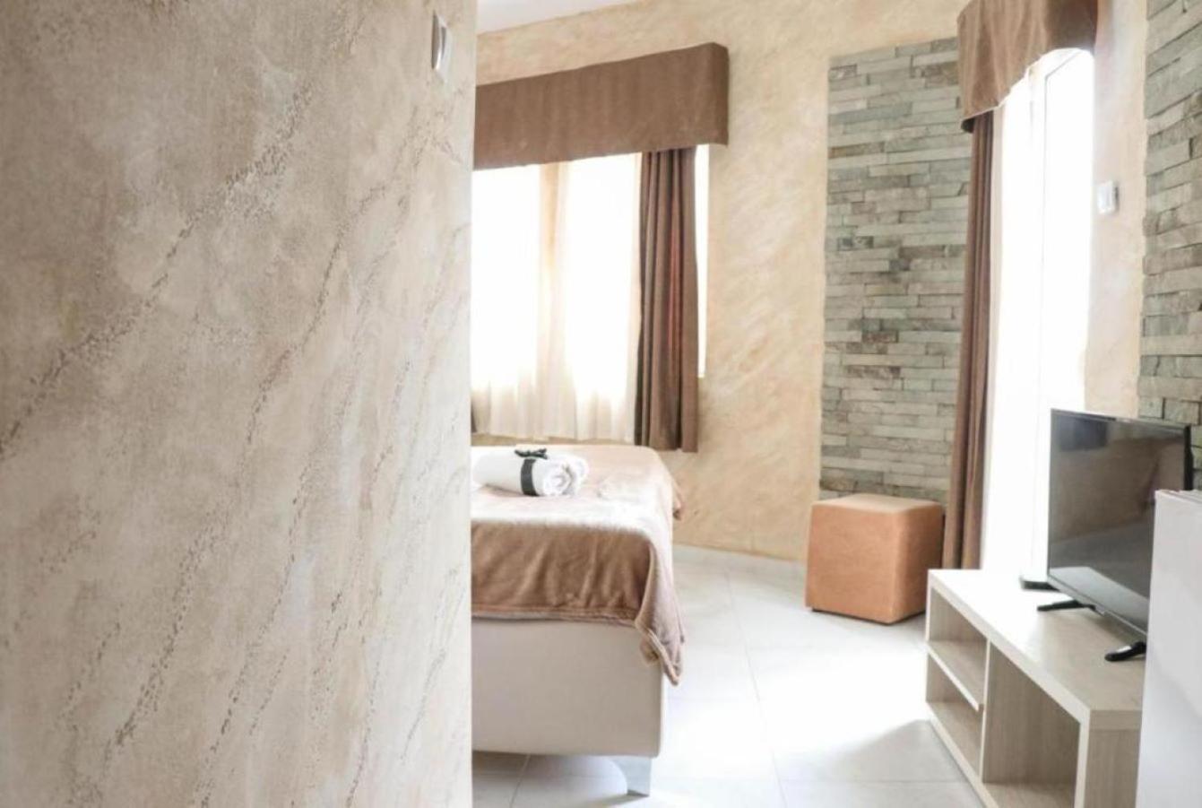 Imperial Hotel Улцинь Екстер'єр фото